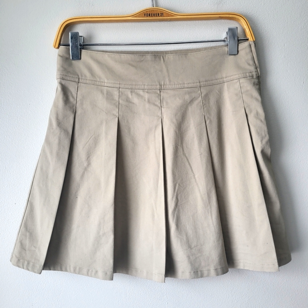 Under Armour tan pleated mini skirt/ skort with side zipper closure Sz 10